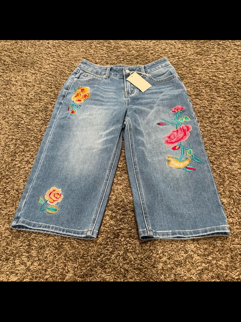 flamingals NWT embroidered floral print denim capris size small